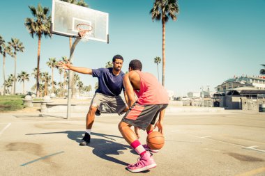 basketbol oynarken arkadaşlar 
