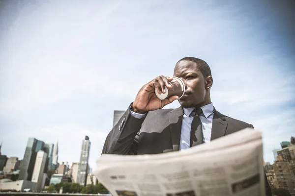 Un hombre de negocios seguro leyendo el periódico — Foto de Stock