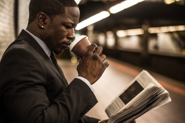 Metro yakışıklı işadamı