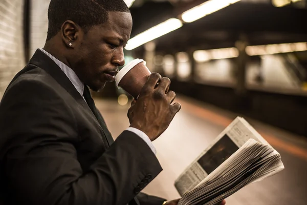 Hombre de negocios guapo en el metro — Foto de Stock