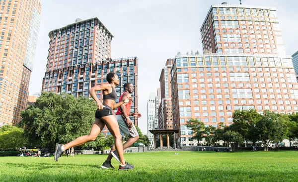 Treinamento esportivo de homens e mulheres — Fotografia de Stock