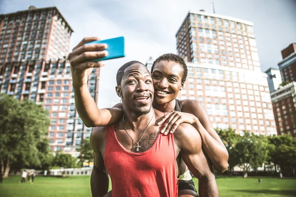 Treinamento esportivo de homens e mulheres — Fotografia de Stock