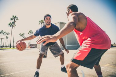 basketbol oynarken arkadaşlar 