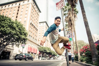 Parkour Caddesi üzerinde yapan erkek