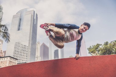Parkour Caddesi üzerinde yapan erkek