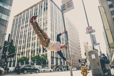 Parkour Caddesi üzerinde yapan erkek