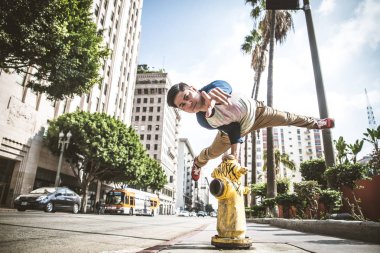 Parkour Caddesi üzerinde yapan erkek