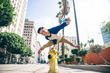 Parkour Caddesi üzerinde yapan erkek