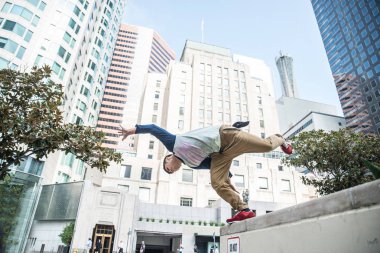 Parkour Caddesi üzerinde yapan erkek