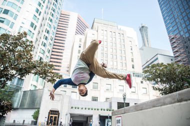 Parkour Caddesi üzerinde yapan erkek