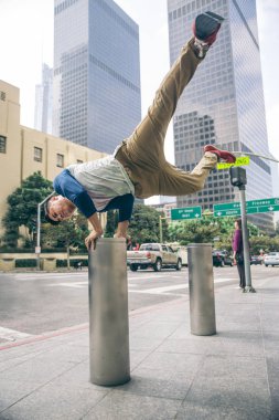 Parkour Caddesi üzerinde yapan erkek