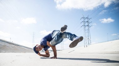 B-boy atlamak açık havada