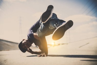 B-boy atlamak açık havada