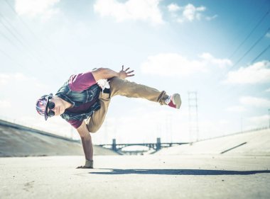 B-boy atlamak açık havada