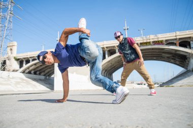 Hileci performans break dansçılar