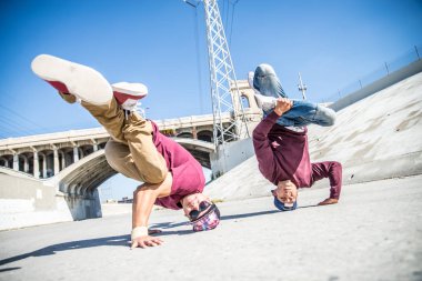 Hileci performans break dansçılar