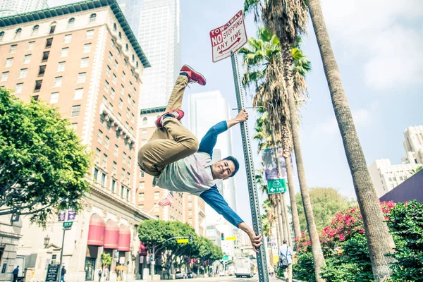 Homem fazendo parkour na rua — Fotografia de Stock