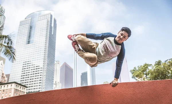 Człowiek robi parkour na ulicy — Zdjęcie stockowe