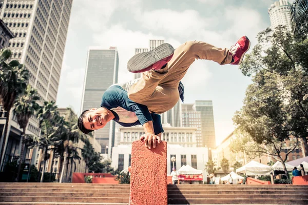 Hombre haciendo parkour en la calle — Foto de Stock