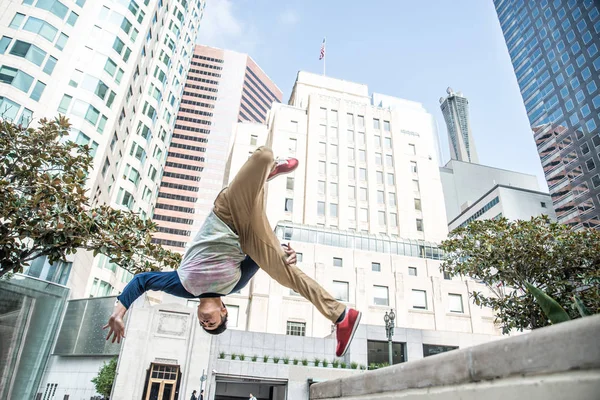 Człowiek robi parkour na ulicy — Zdjęcie stockowe