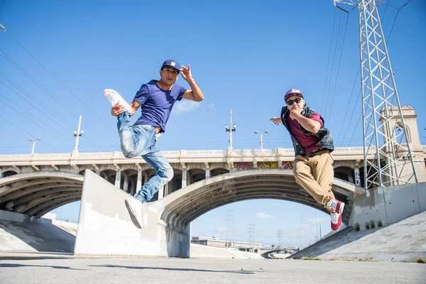 Breakdance-Tänzer führen Tricks auf — Stockfoto