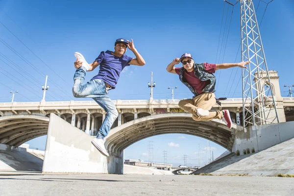 Break dansers het uitvoeren van trucs — Stockfoto