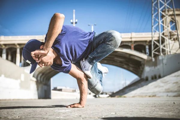 B-boy breakdancing buitenshuis — Stockfoto