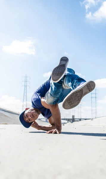 B-boy breakdancing ao ar livre — Fotografia de Stock