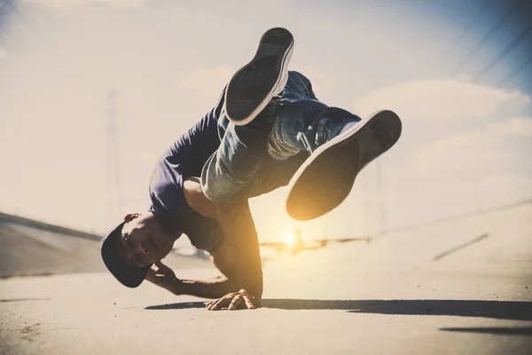 B-boy breakdancing outdoors — Stock Photo, Image