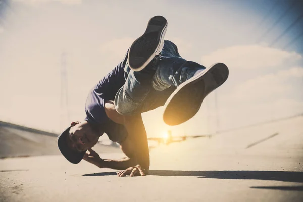 B-boy breakdance all'aperto — Foto Stock