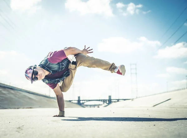 B-boy breakdancing ao ar livre — Fotografia de Stock