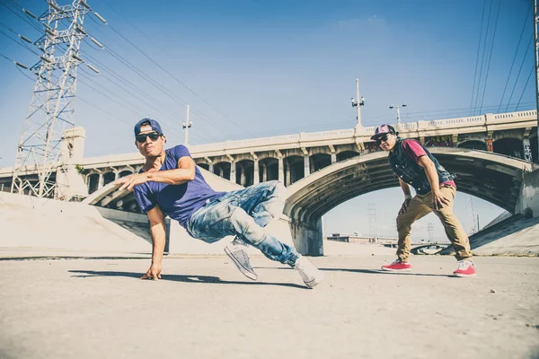 Breakdance-Tänzer führen Tricks auf — Stockfoto