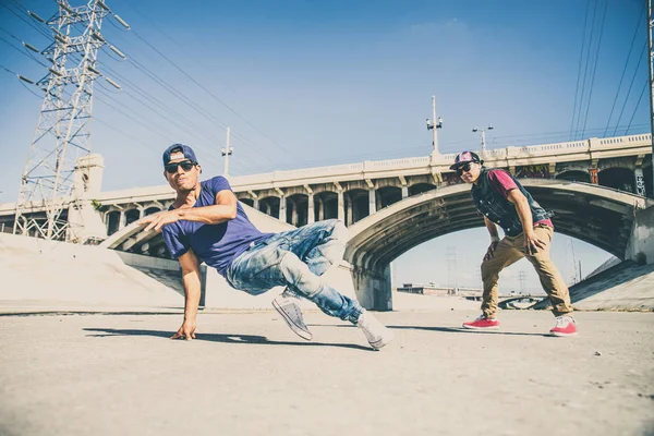 Romper bailarines realizando trucos — Foto de Stock