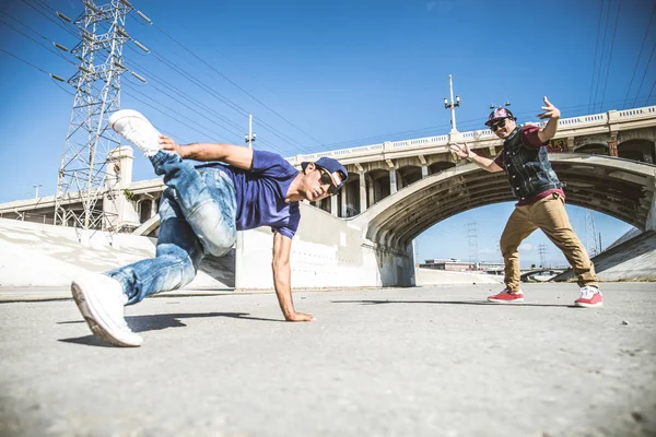 Breakdance-Tänzer führen Tricks auf — Stockfoto