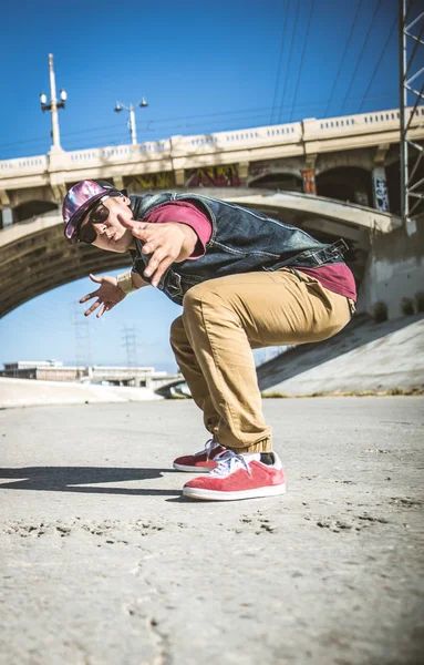 B-boy breakdancing ao ar livre — Fotografia de Stock