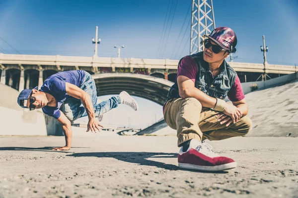 Romper bailarines realizando trucos —  Fotos de Stock