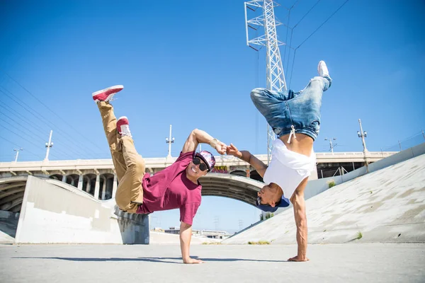 Breakdance-Tänzer führen Tricks auf — Stockfoto