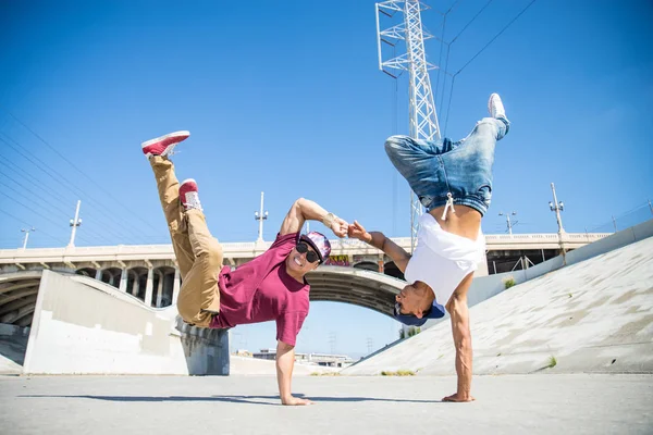 Hileci performans break dansçılar — Stok fotoğraf