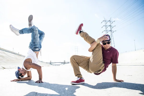 Break dansers het uitvoeren van trucs — Stockfoto