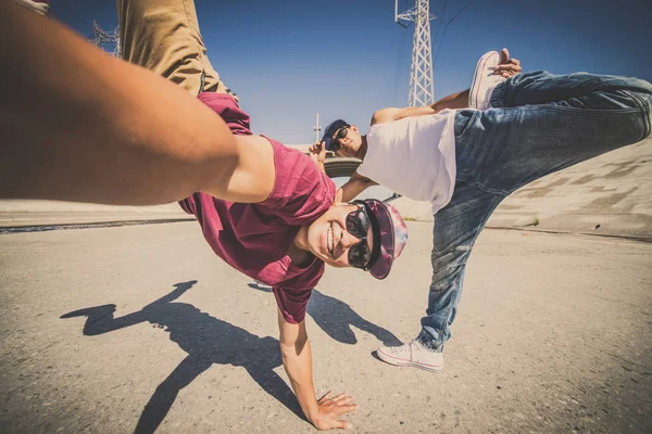 Dançarinos de pausa tirando selfie — Fotografia de Stock