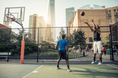 Basketbol oyuncu sahada eğitim