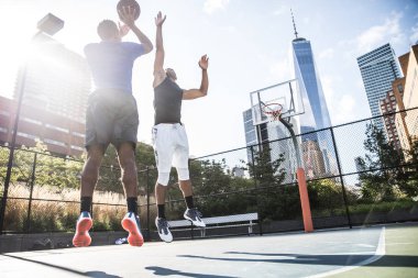 Basketbol oyuncu sahada eğitim