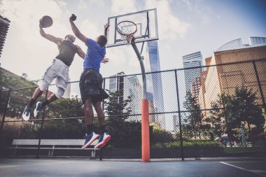 Basketbol oyuncu sahada eğitim