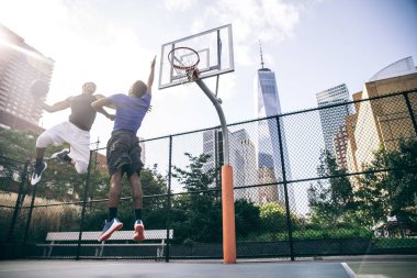 Basketbol oyuncu sahada eğitim