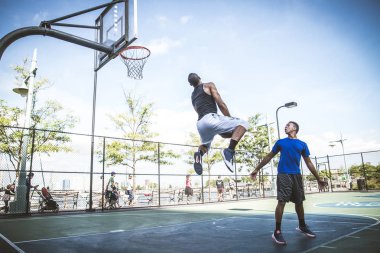 Basketbol oyuncu sahada eğitim