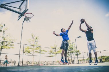 Basketbol oyuncu sahada eğitim