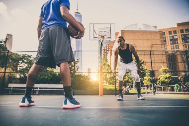 Basketbol oyuncu sahada eğitim