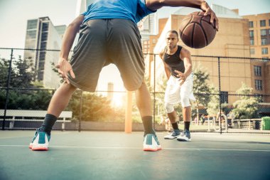 Basketbol oyuncu sahada eğitim