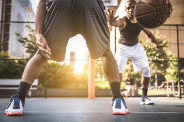 Basketbol oyuncu sahada eğitim