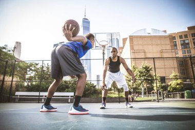 Basketbol oyuncu sahada eğitim
